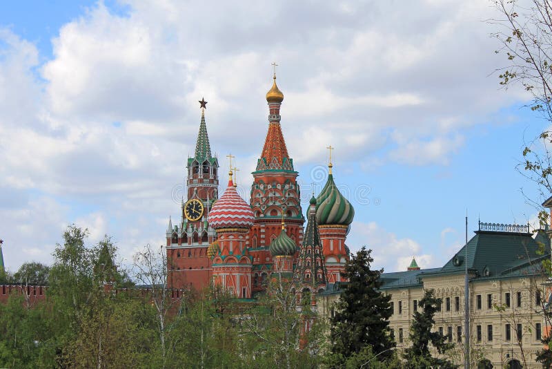 Cath?drale de St Basil et la tour de Kremlin Spasskaya sur la place rouge ? Moscou Russie photographie stock Cath?drale de St Basil et la tour de Kremlin Spasskaya sur la place rouge ? Moscou Russie photographie stock
