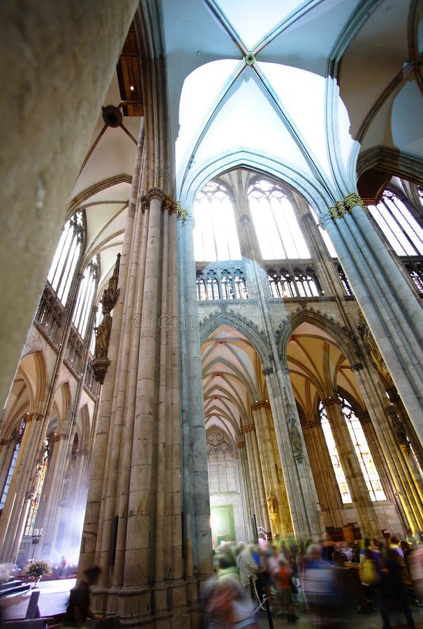 Ancho ángulo de adentro de catedral de agua de colonia, herencia paginas en alemania.