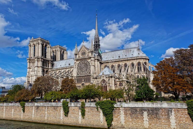 Katedrála Notre Dame v Paríži, slnečné jesenné popoludnie.