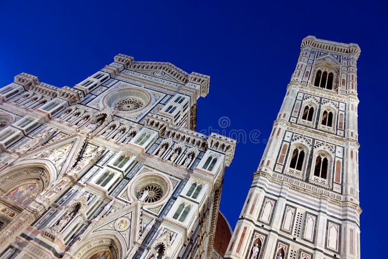 Vnější pohled na tyčící Duomo ve Florencii, Itálie fotografoval za soumraku jako nebe se obrací hluboké modré.