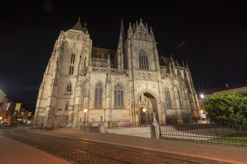 Katedrála svaté Alžběty v noci. Gotická katedrála v Košicích.