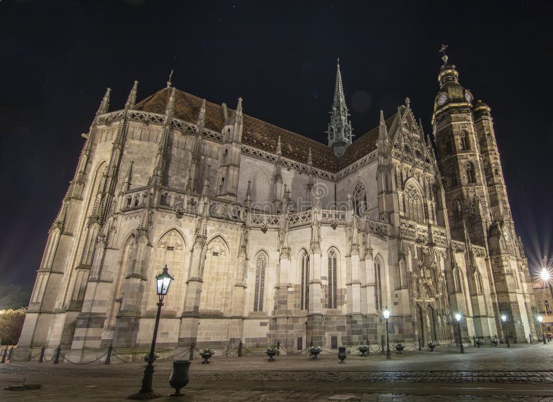 Katedrála svaté Alžběty v noci. Gotická katedrála v Košicích.