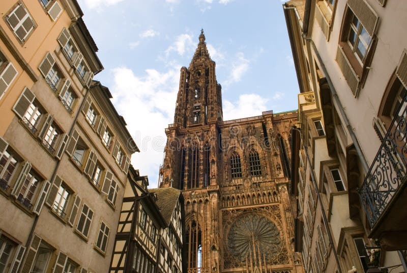 Gotico cattedrale da Strasburgo Francia, mostrerò Attraverso medievale un case.