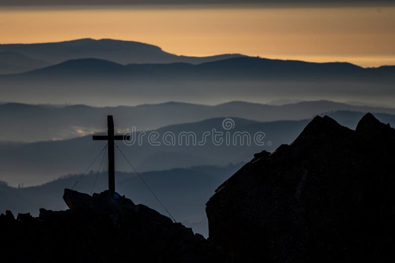 Katolický kříž na vrcholu hory. Solisko, Tatry, Slovensko
