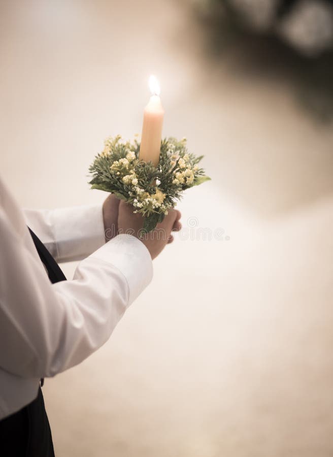 Katolík první Společenství náboženský obřad chlapec v bílý košile držení svíčka v kostel.