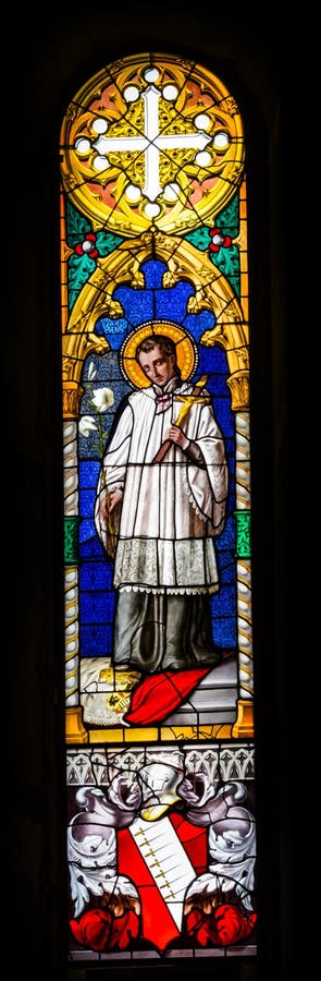 Katolík kňaz sklo baptistérium z svätý katedrála.