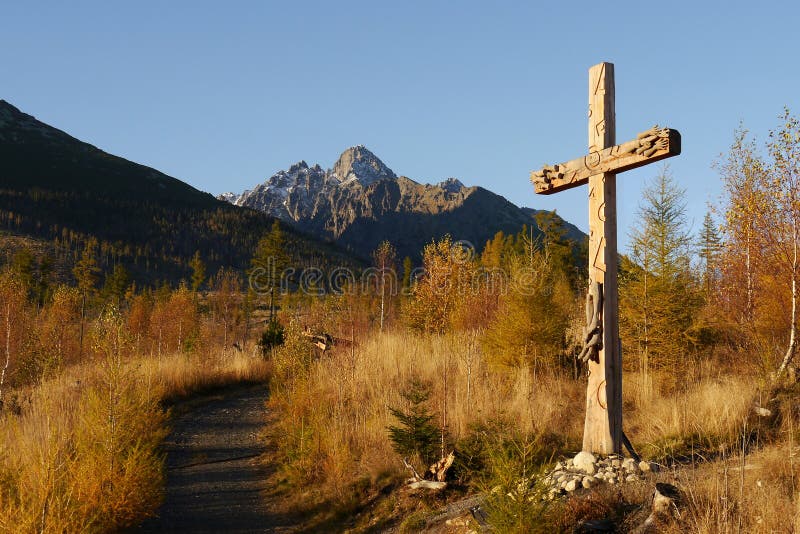 Katolícky drevený kríž v jesennej krajine