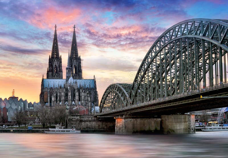 Cathédrale de Cologne et pont de Hohenzollern au coucher du soleil - nuit photo stock Cathédrale de Cologne et pont de Hohenzollern au coucher du soleil - nuit photo stock
