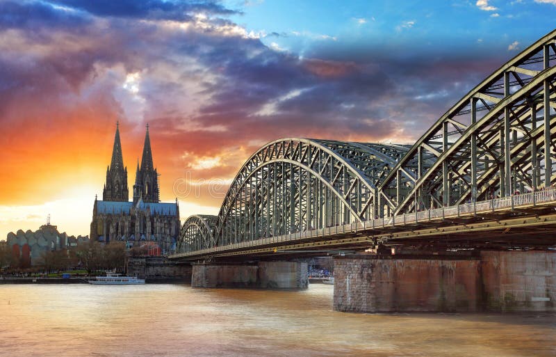 Cathédrale de Cologne et pont de Hohenzollern au coucher du soleil - nuit images stock Cathédrale de Cologne et pont de Hohenzollern au coucher du soleil - nuit images stock