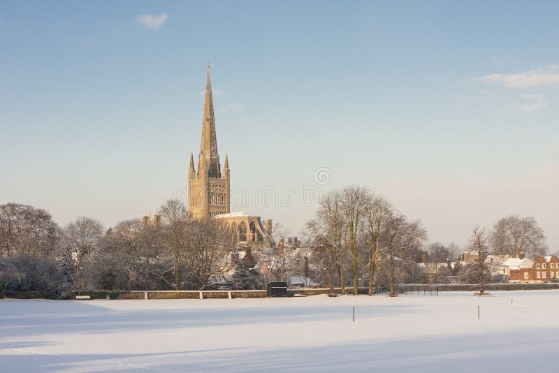 Cathédrale de Norwich en hiver photo stock Cathédrale de Norwich en hiver photo stock