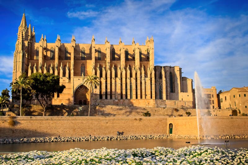 Cathédrale de Palma, soirée, heure d'or, baignée dans la lumière du soleil chaude, ciel bleu, nuages blancs, estrades dans le pre photo libre de droits Cathédrale de Palma, soirée, heure d'or, baignée dans la lumière du soleil chaude, ciel bleu, nuages blancs, estrades dans le pre photo libre de droits