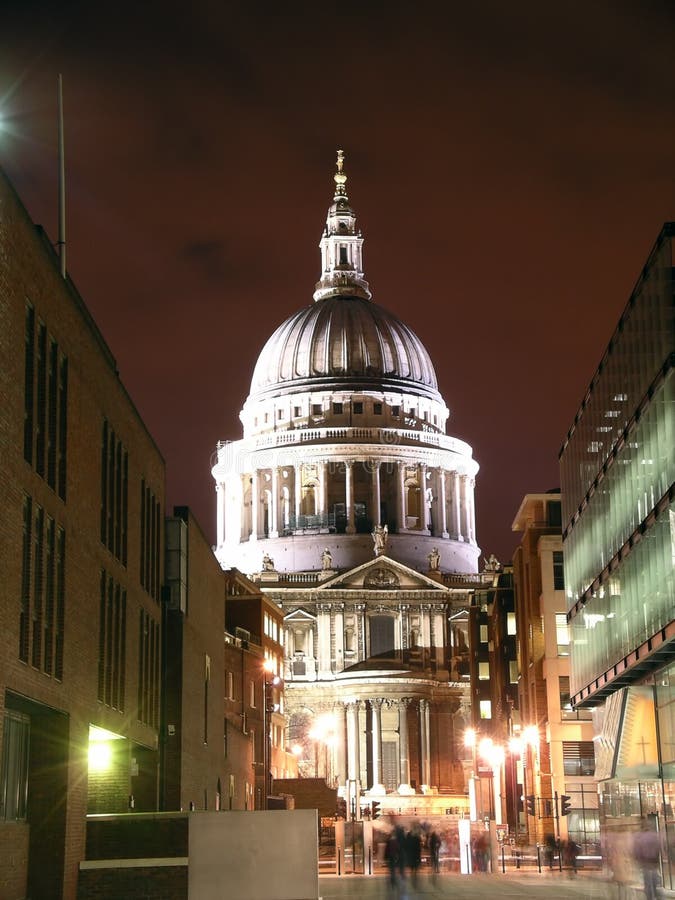 Cathédrale de rue Paul la nuit photographie stock Cathédrale de rue Paul la nuit photographie stock