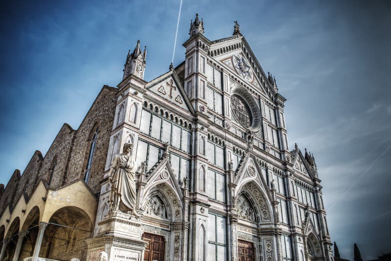 Cathédrale de Santa Croce et statue de Dante Alighieri à Florence images stock Cathédrale de Santa Croce et statue de Dante Alighieri à Florence images stock
