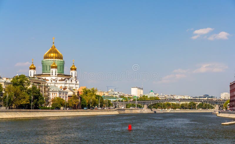 Cathédrale du Christ le sauveur et le pont de Patriarshy à Moscou photos libres de droits Cathédrale du Christ le sauveur et le pont de Patriarshy à Moscou photos libres de droits