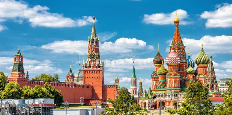 Cathédrale du ` s de Moscou Kremlin et de St Basil sur la place rouge dans le MOS