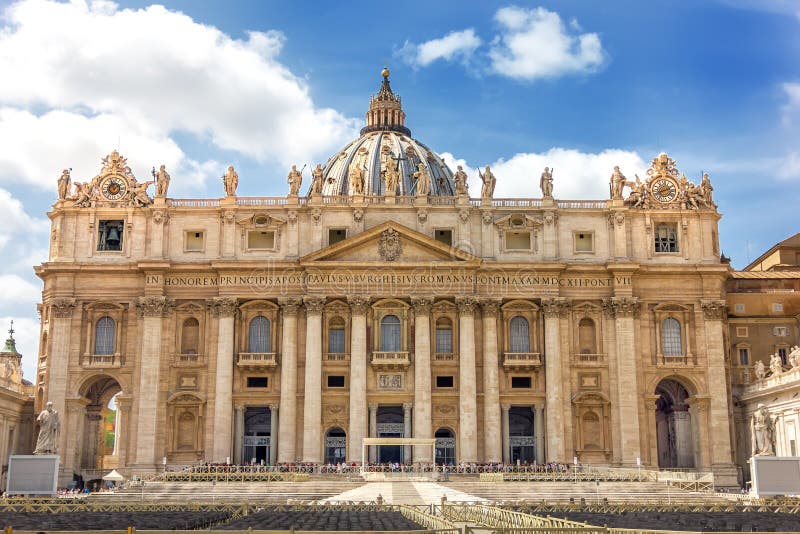 Cathédrale grande du ` s de St Peter à Vatican, Rome, vue de façade images libres de droits Cathédrale grande du ` s de St Peter à Vatican, Rome, vue de façade images libres de droits