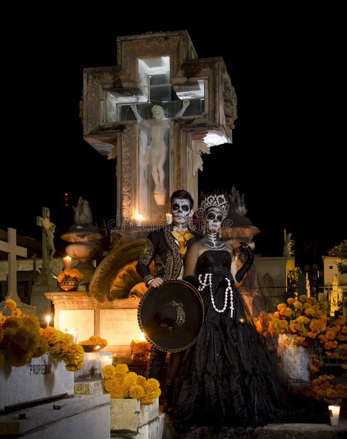 Catrina y catrina en un cementerio para la celebración del día de los muertos en México imagen de archivo libre de regalías Catrina y catrina en un cementerio para la celebración del día de los muertos en México imagen de archivo libre de regalías