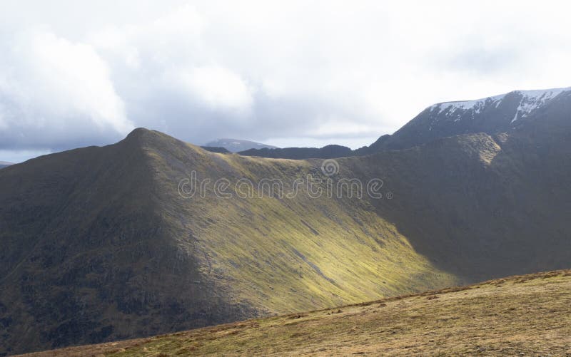 Catstye cam helvellyn και κάτω άνθρωπος εγκλωβισμένος με χιονισμένη λίμνη uk στοκ φωτογραφία