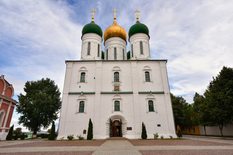 Cattedrale in città di Kolomna sul quadrato della cattedrale del Cremlino di Kolomna immagine stock libera da diritti Cattedrale in città di Kolomna sul quadrato della cattedrale del Cremlino di Kolomna immagine stock libera da diritti