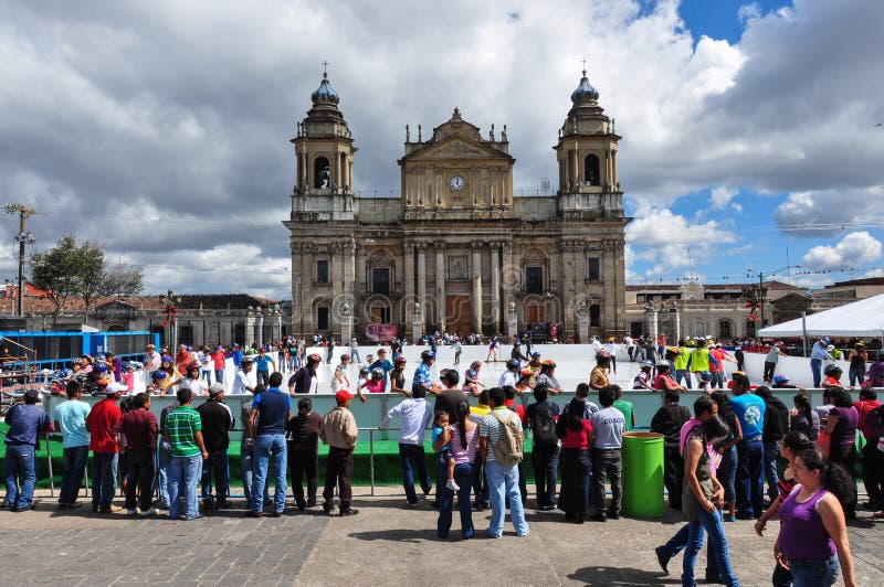 Cattedrale con una pista di pattinaggio sul ghiaccio a Città del Guatemala, Guatemala immagini stock libere da diritti Cattedrale con una pista di pattinaggio sul ghiaccio a Città del Guatemala, Guatemala immagini stock libere da diritti