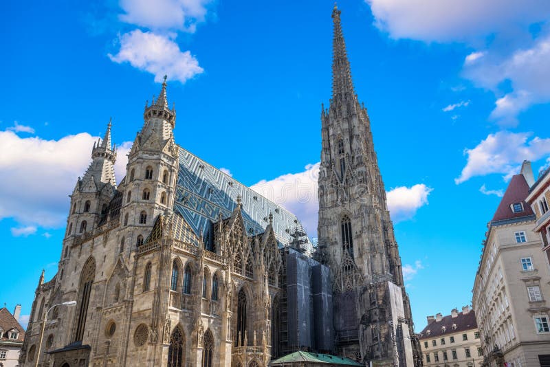 Cattedrale del ` s di St Stephen a Vienna, Austria in un bello giorno di autunno immagini stock Cattedrale del ` s di St Stephen a Vienna, Austria in un bello giorno di autunno immagini stock