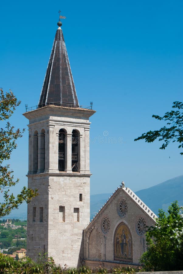 Cattedrale del XII secolo di Spoleto attraverso gli alberi fotografie stock libere da diritti Cattedrale del XII secolo di Spoleto attraverso gli alberi fotografie stock libere da diritti