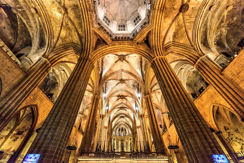 Cattedrale della traversa santa Interno la vista gotica del XIV secolo della chiesa Barcellona, Catalogna immagini stock Cattedrale della traversa santa Interno la vista gotica del XIV secolo della chiesa Barcellona, Catalogna immagini stock