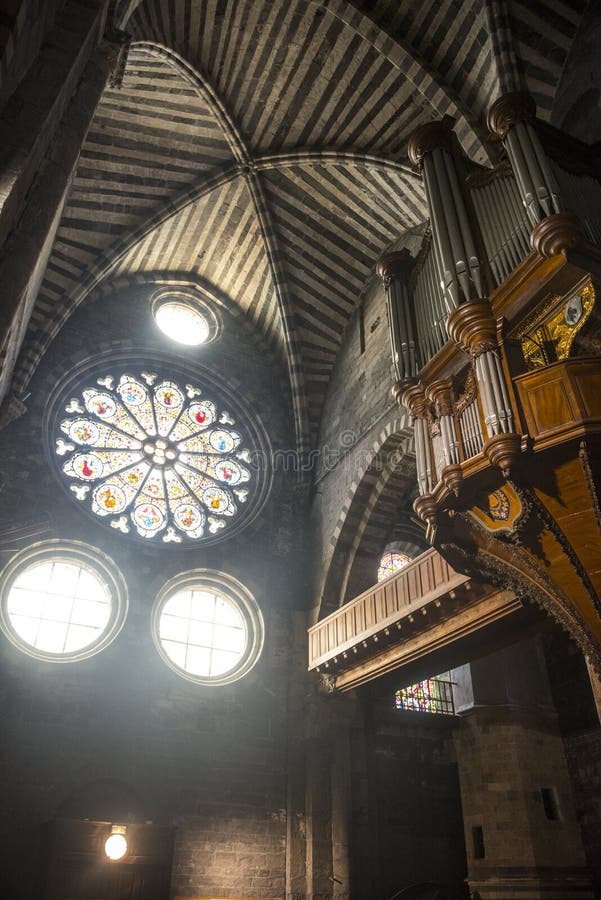 Cattedrale di Embrun, interna fotografia stock libera da diritti Cattedrale di Embrun, interna fotografia stock libera da diritti