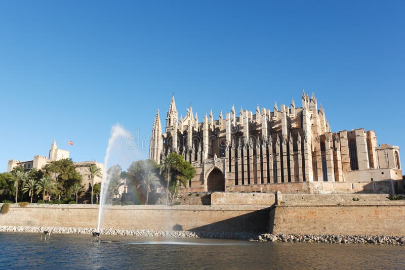 Cattedrale di Palma con la fontana, Maiorca, Isole Baleari, Spagna