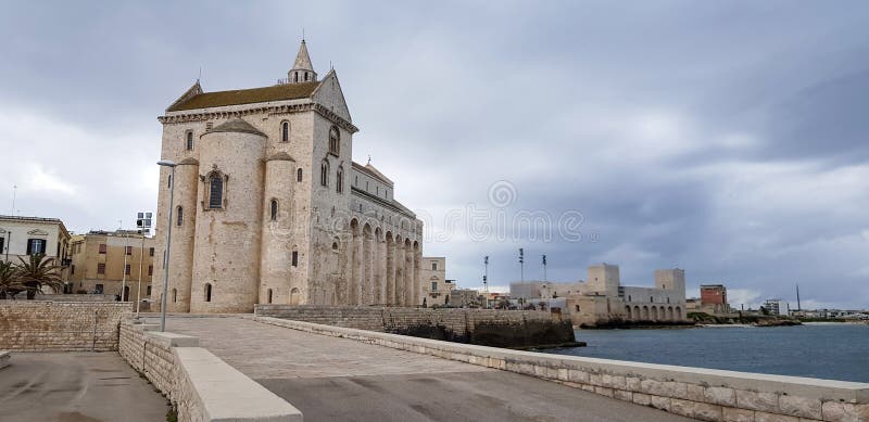 Cattedrale di Trani di San Nicola Pellegrino nella provincia di Barletta-Andria-Trani, Puglia, Italia fotografie stock Cattedrale di Trani di San Nicola Pellegrino nella provincia di Barletta-Andria-Trani, Puglia, Italia fotografie stock