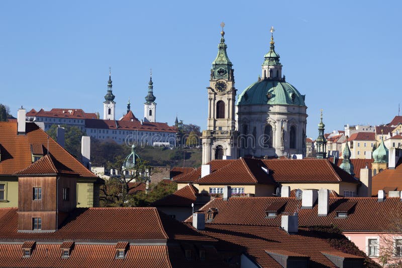 Cattedrale variopinta di Praga San Nicola di autunno con Lesser Town sopra il fiume la Moldava nel giorno soleggiato, repubblica immagine stock libera da diritti Cattedrale variopinta di Praga San Nicola di autunno con Lesser Town sopra il fiume la Moldava nel giorno soleggiato, repubblica immagine stock libera da diritti