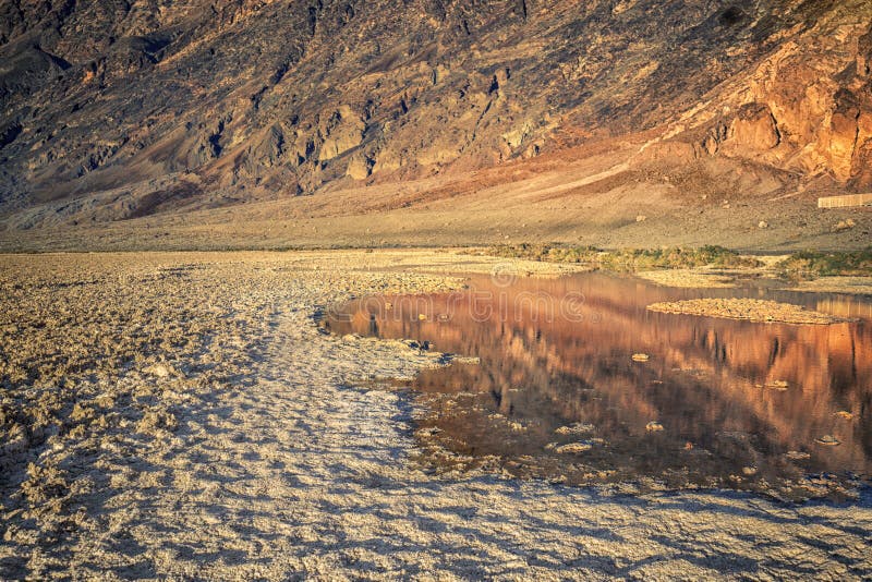 Cattiva riflessione dell'acqua nel parco nazionale di Death Valley immagine stock libera da diritti Cattiva riflessione dell'acqua nel parco nazionale di Death Valley immagine stock libera da diritti