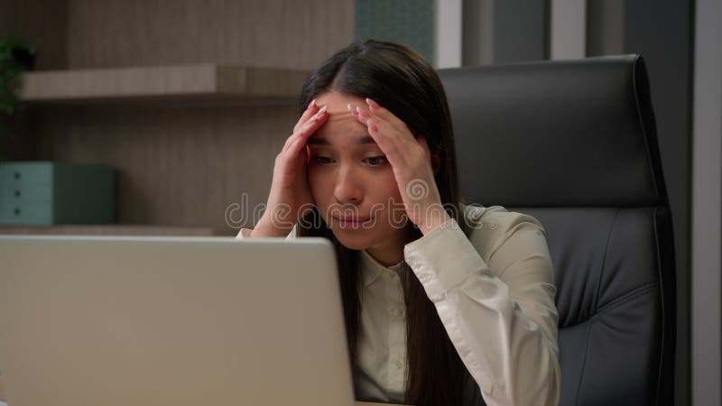 Caucasiaanse vrouw die van streek is met de handen het bureau van het bedrijfsprobleem van de laptop het trieste zakenvrouw die me