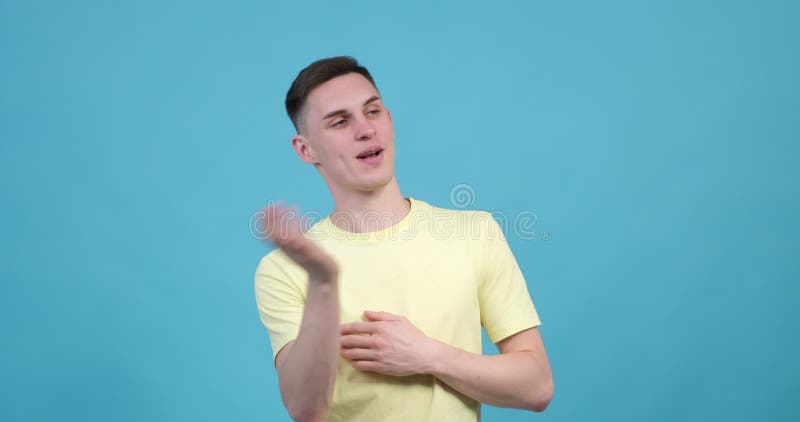 Blogger caucazian care vorbește cu camera pe fundal albastru stock video