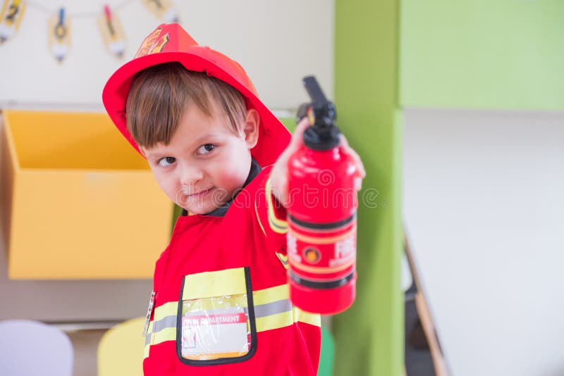 Caucasian brandman för pojkeungeklänning upp till och brukshögtalare på rulle pl