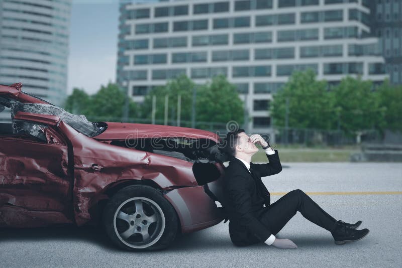 Caucasian entrepreneur and broken car royalty free stock photography Caucasian entrepreneur and broken car royalty free stock photography