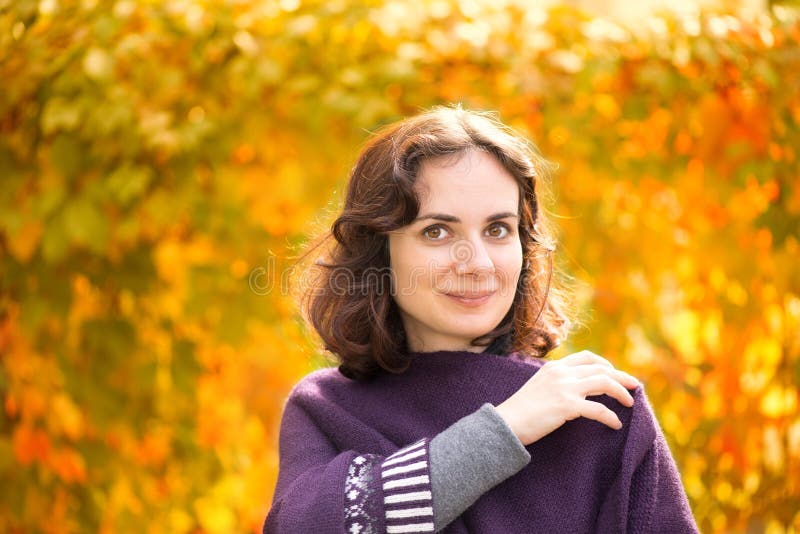 Caucasian kvinna i höstlandskap fotografering för bildbyråer Caucasian kvinna i höstlandskap fotografering för bildbyråer