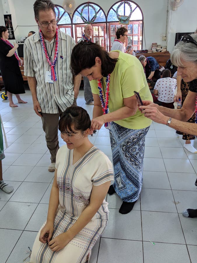 Caucasian kvinna som flätar hår för thailändsk tonårs- flicka på tur till Thailand royaltyfri fotografi Caucasian kvinna som flätar hår för thailändsk tonårs- flicka på tur till Thailand royaltyfri fotografi