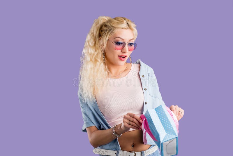 Caucasian lovely woman holding shopping bag royalty free stock images Caucasian lovely woman holding shopping bag royalty free stock images
