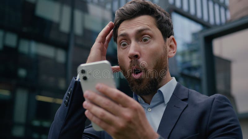 Caucasian man étonné surprise choc homme homme d'affaires heureux homme d'affaires entrepreneur mobile message de téléphone attein clips vidéos