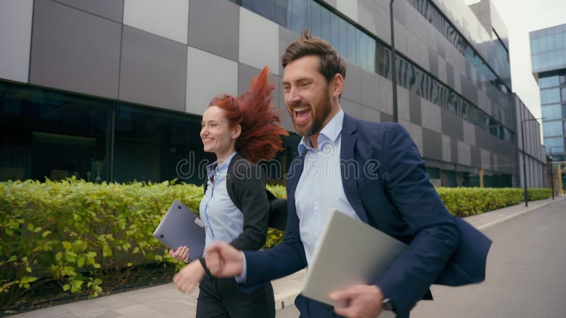 Caucasian middleaged femme d'affaires et adulte femme d'affaires collègues partenaires homme d'affaires femme d'affaires heureux e banque de vidéos
