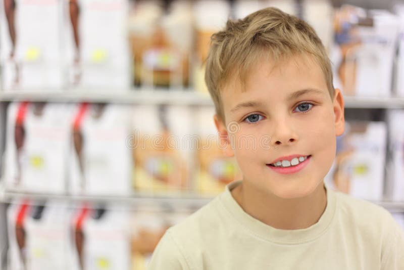 Caucasian pojkekamera little som ser le royaltyfri foto