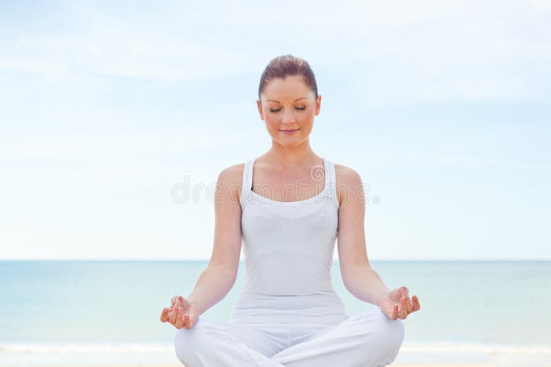 caucasian som gör sund kvinnayoga arkivfoto caucasian som gör sund kvinnayoga arkivfoto