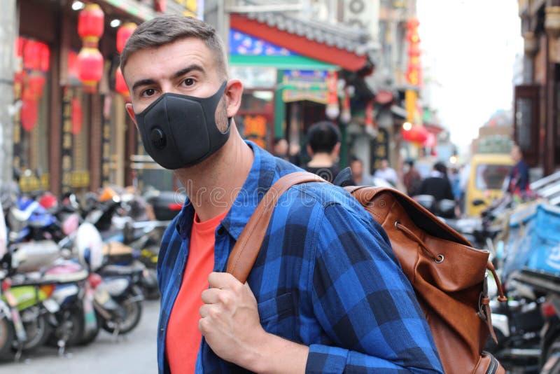 Caucasian turist som anv?nder f?roreningmaskeringen i Asien arkivbilder Caucasian turist som anv?nder f?roreningmaskeringen i Asien arkivbilder