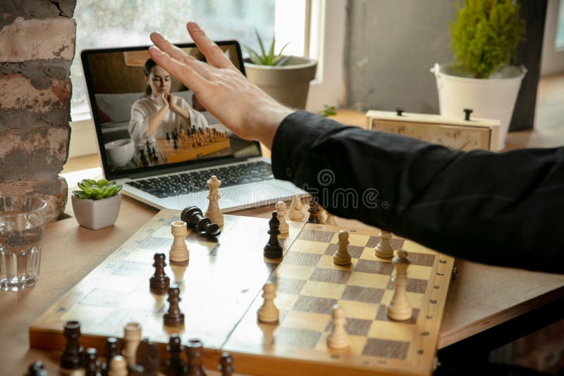 Homem jogando xadrez online - Fotos de arquivo #29098007