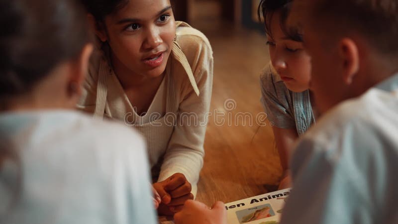 Caucasien fille partager expérience en lisant un livre avec un ami. édification banque de vidéos