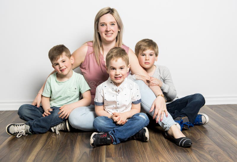 Caucassian-Mutter mit Kinderjungen auf Studioweiß lizenzfreie stockbilder