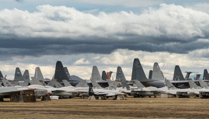 Caudas de planos aposentados da força aérea em Tucson foto de stock Caudas de planos aposentados da força aérea em Tucson foto de stock