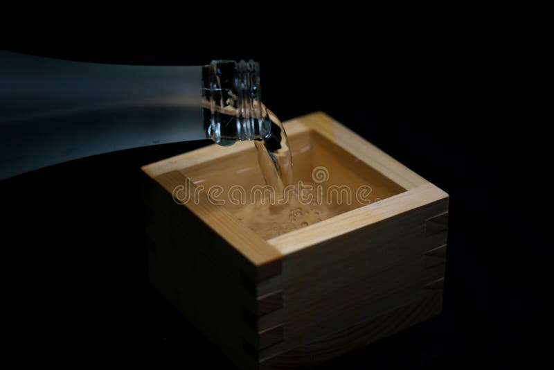 Causa de derramamento em um recipiente de madeira para a causa bebendo ou de medição imagem de stock Causa de derramamento em um recipiente de madeira para a causa bebendo ou de medição imagem de stock