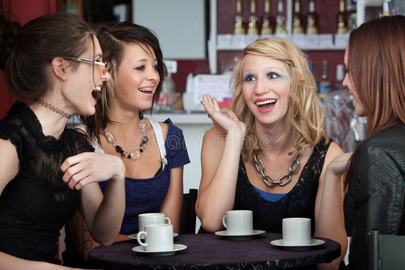 Causerie dans un café-restaurant photographie stock libre de droits Causerie dans un café-restaurant photographie stock libre de droits